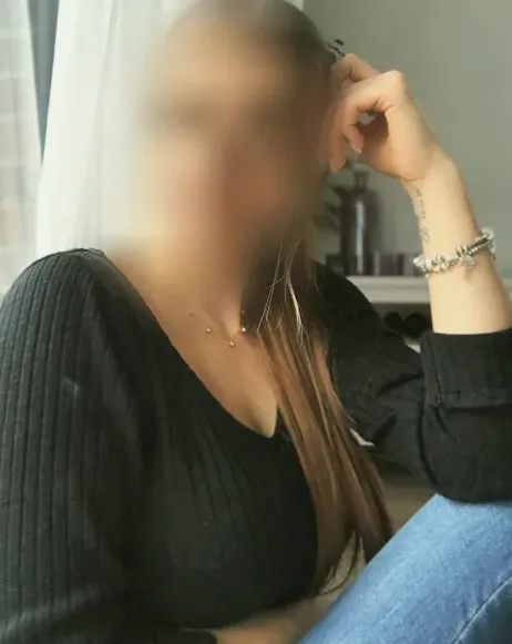 Amina, 30