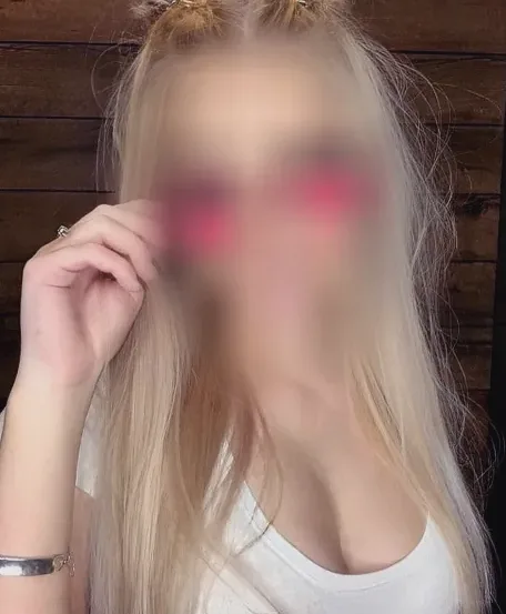 Emilia, 32