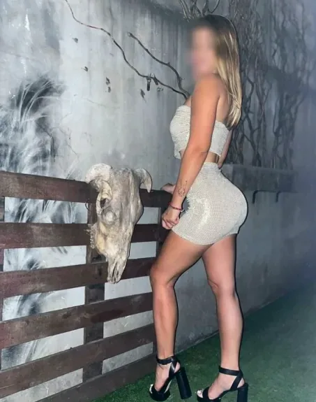 Manuela, 32