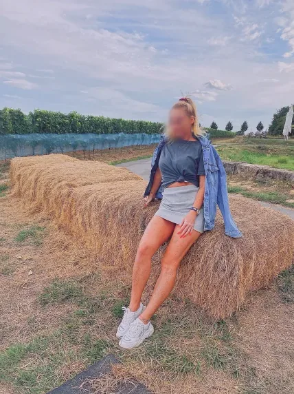 Mirela, 38